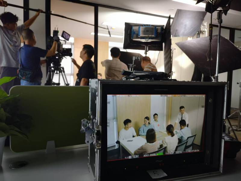 正宁县TVC拍摄公司：科技产品视觉化大师，诠释未来感与功能美学